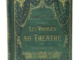 un livre vert avec des lettres dorées sur la couverture
