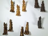 de nombreuses œuvres d'art accrochées au mur