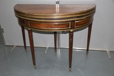 Table demi-lune en acajou et placage d'acajou, les pieds fus…