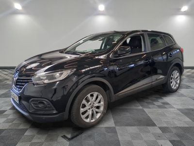 la voiture noire est garée sur un sol en damier dans le garage