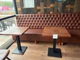 une cabine avec une table et deux chaises devant une fenêtre