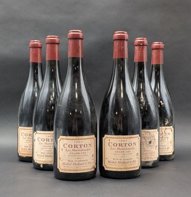 six bouteilles de vin rouge sont alignées
