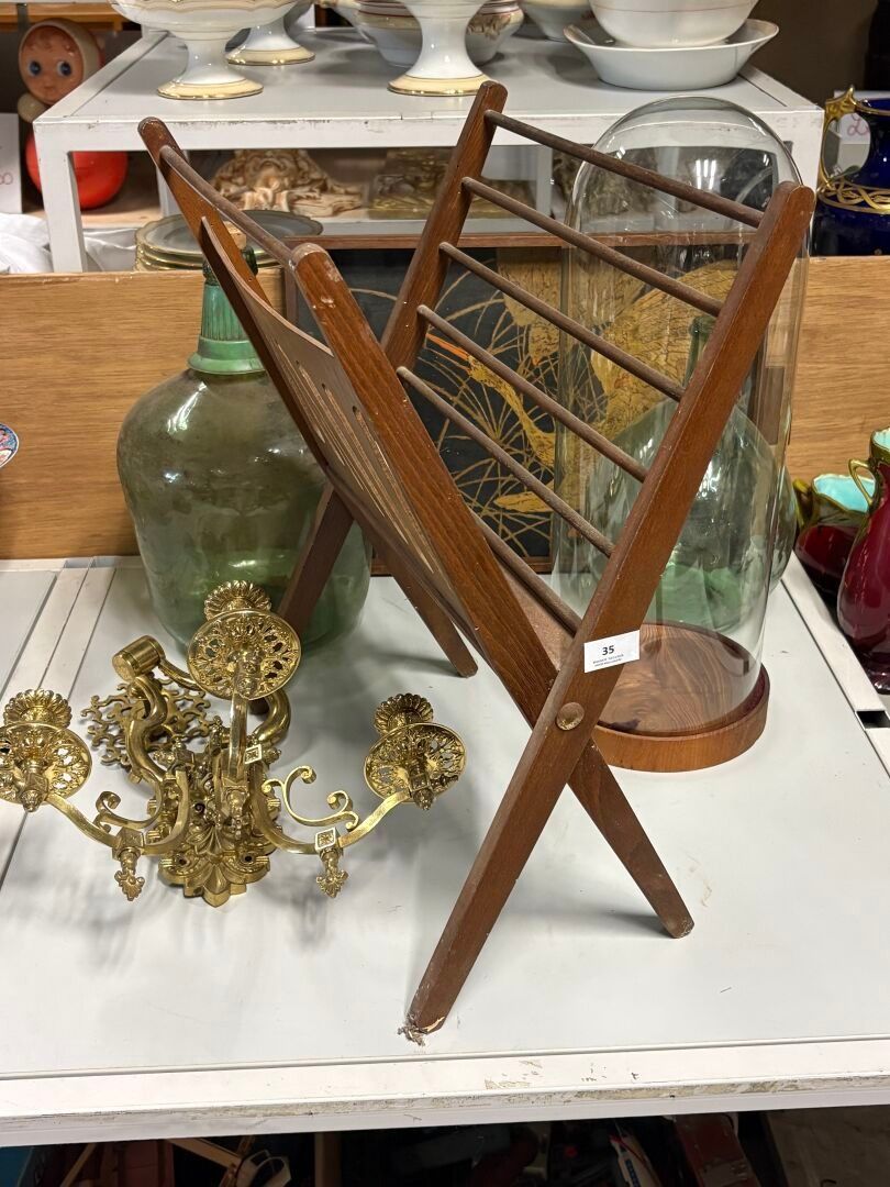 Un globe de mariée, un porte revue en bois, éléments en lait…