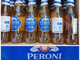 Plusieurs bouteilles de Peroni sont exposées dans un magasin.