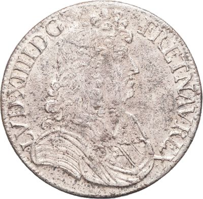 une vieille pièce d'argent surmontée d'une couronne