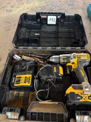 Une visseuse DEWALT avec un chargeur et deux batteries. - Photo 1