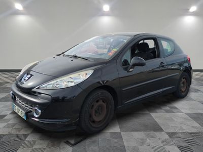 la photo d'une petite voiture noire garée dans un garage