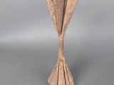 un petit vase fabriqué en argile