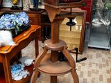 une petite table sur laquelle est posée une caméra, dans une pièce