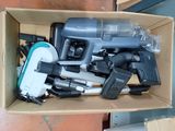 une boîte en carton remplie d'objets hétéroclites sur le sol