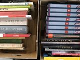 de nombreux livres empilés les uns sur les autres dans une boîte