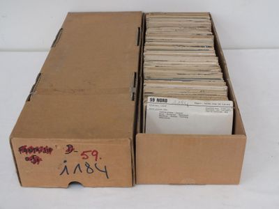 une boîte en carton contenant beaucoup de courrier
