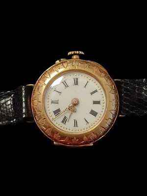 une image d'une montre avec des chiffres romains sur le cadran