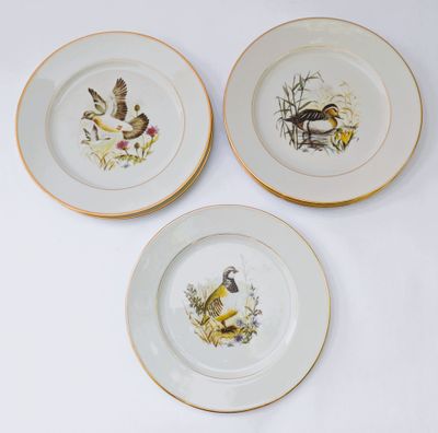 trois assiettes sur lesquelles sont peints des oiseaux, posées sur une surface blanche