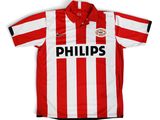 un gros plan sur un t-shirt rayé rouge et blanc portant l'inscription « Phillips »