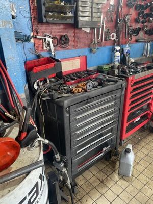 un garage rempli d'outils et sur lequel se trouvent des outils