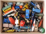 une boîte remplie de petites voitures et de petits camions