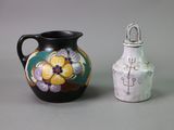 deux vases posés l'un à côté de l'autre sur une table