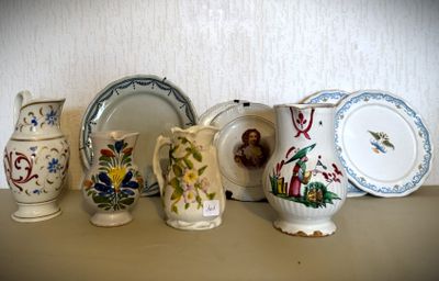 de nombreux types de vases et d'assiettes sur la table