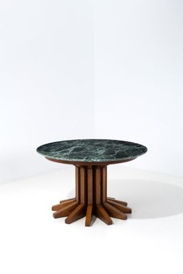 une image représentant une table avec un plateau en marbre vert et des pieds en bois