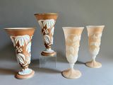 trois vases posés l'un à côté de l'autre sur une table