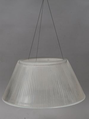 un abat-jour blanc suspendu à un luminaire fixé au plafond
