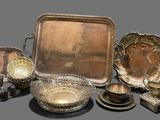une multitude de plats et de couverts en argent sur une table