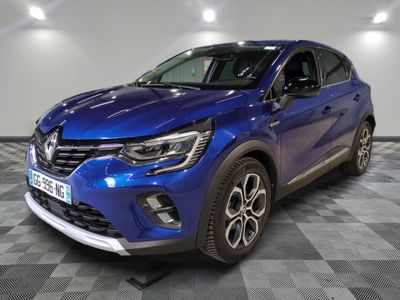 une voiture bleue garée sur le sol en damier d'un garage
