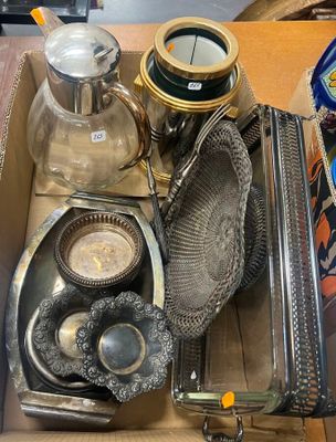 une boîte remplie d'objets en argent posée sur une table