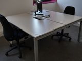 un bureau sur lequel se trouve un ordinateur, dans un bureau
