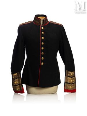 La veste est noire, avec des bordures rouges et des boutons dorés.