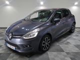une voiture grise garée dans une pièce au sol en damier