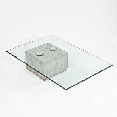 table basse rectangulaire en verre avec un piètement en béton et un plateau carré en verre
