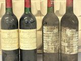 plusieurs bouteilles de vin sont alignées sur une table
