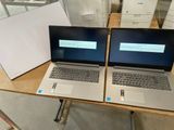 deux ordinateurs portables posés sur une table