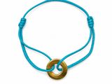 un bracelet composé d'un anneau en laiton monté sur un cordon bleu