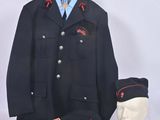 a suit and hat on display next to a mannequin head