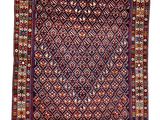 un tapis persan ancien aux motifs géométriques