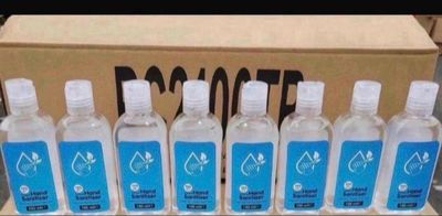 six bouteilles d'eau posées devant un carton