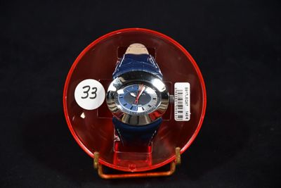 une montre dans un étui rouge, avec une étiquette de prix dessus