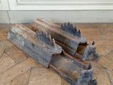 deux morceaux de bois posés par terre l'un à côté de l'autre