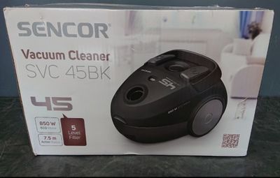 la boîte d'un aspirateur est posée sur une table