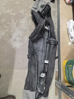 une paire de ciseaux posée par terre à côté d'un sac
