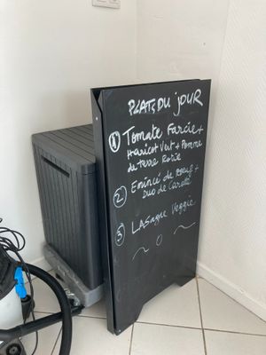 un tableau noir sur lequel sont écrits des mots, à côté d'un vélo