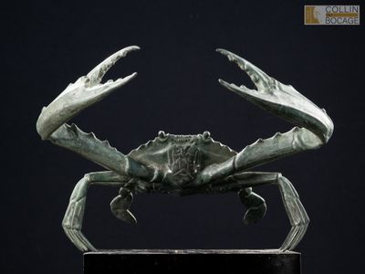 une image représentant une statue de crabe posée sur un socle