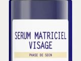 un gros plan d'un flacon de sérum sur fond blanc