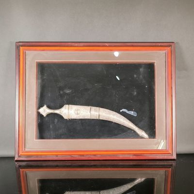 a picture of a picture of a knife in a shadow box