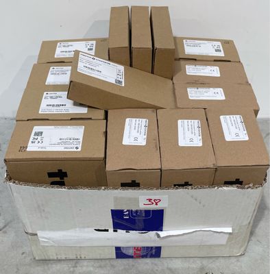 une grande boîte remplie de boîtes, posée par terre