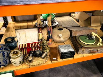 une étagère contenant divers objets dans une pièce
