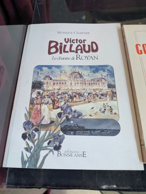 deux livres posés sur une table en verre